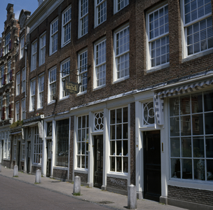 119992 Gezicht op de voorgevels van de huizen Lichte Gaard 7 (rechts)- lager te Utrecht.